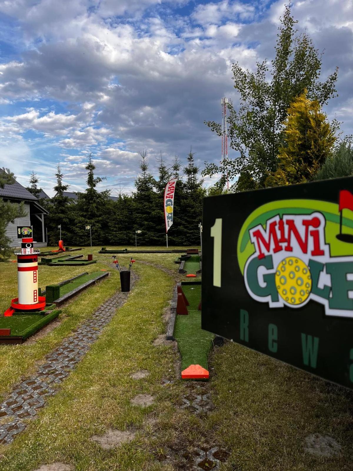 Domki Kapitanskie Z Prywatnym Polem Do Gry W Mini Golf Rewal Exterior photo